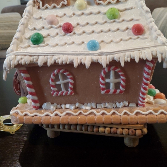 Whimsical Ice Cream Gingerbread House-NWT - Picture 7 of 13